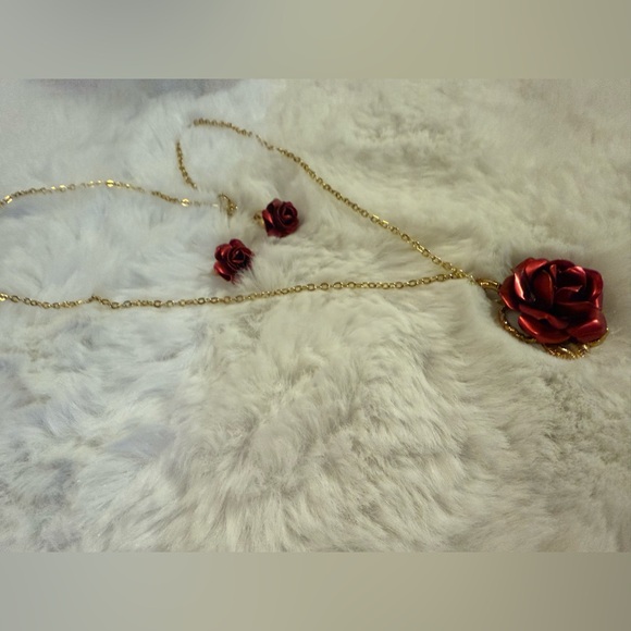 Vintage- Gold Chain Necklace with Red Rose Pendant - Picture 5 of 10